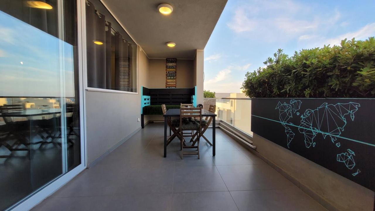 Апартаменты Stylish - Modern - Large Terrace - 2 Bed - 200 M From Sea - Fully Air Con Сент-Полс-Бей Экстерьер фото