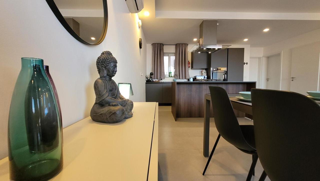 Апартаменты Stylish - Modern - Large Terrace - 2 Bed - 200 M From Sea - Fully Air Con Сент-Полс-Бей Экстерьер фото