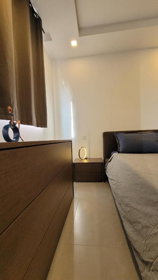 Апартаменты Stylish - Modern - Large Terrace - 2 Bed - 200 M From Sea - Fully Air Con Сент-Полс-Бей Экстерьер фото