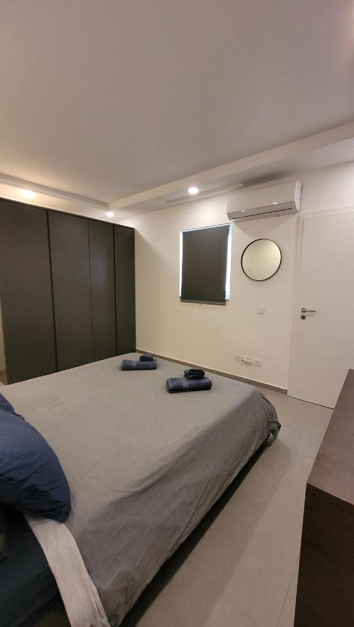 Апартаменты Stylish - Modern - Large Terrace - 2 Bed - 200 M From Sea - Fully Air Con Сент-Полс-Бей Экстерьер фото