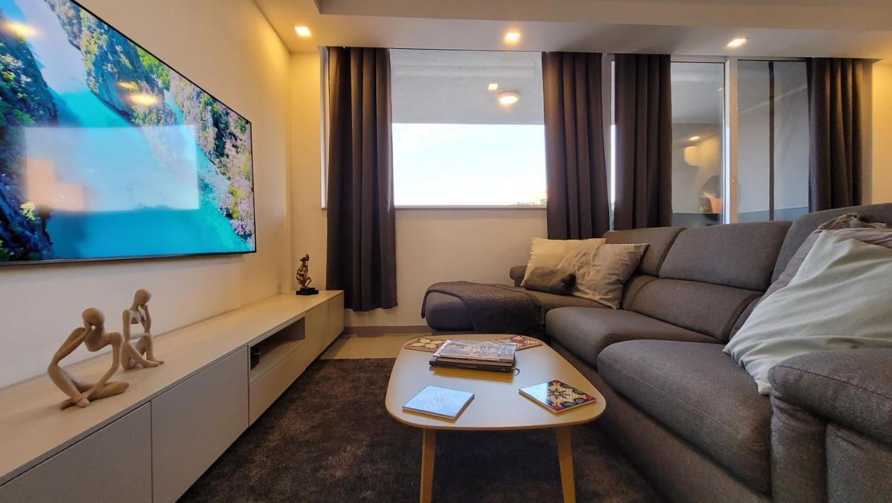 Апартаменты Stylish - Modern - Large Terrace - 2 Bed - 200 M From Sea - Fully Air Con Сент-Полс-Бей Экстерьер фото