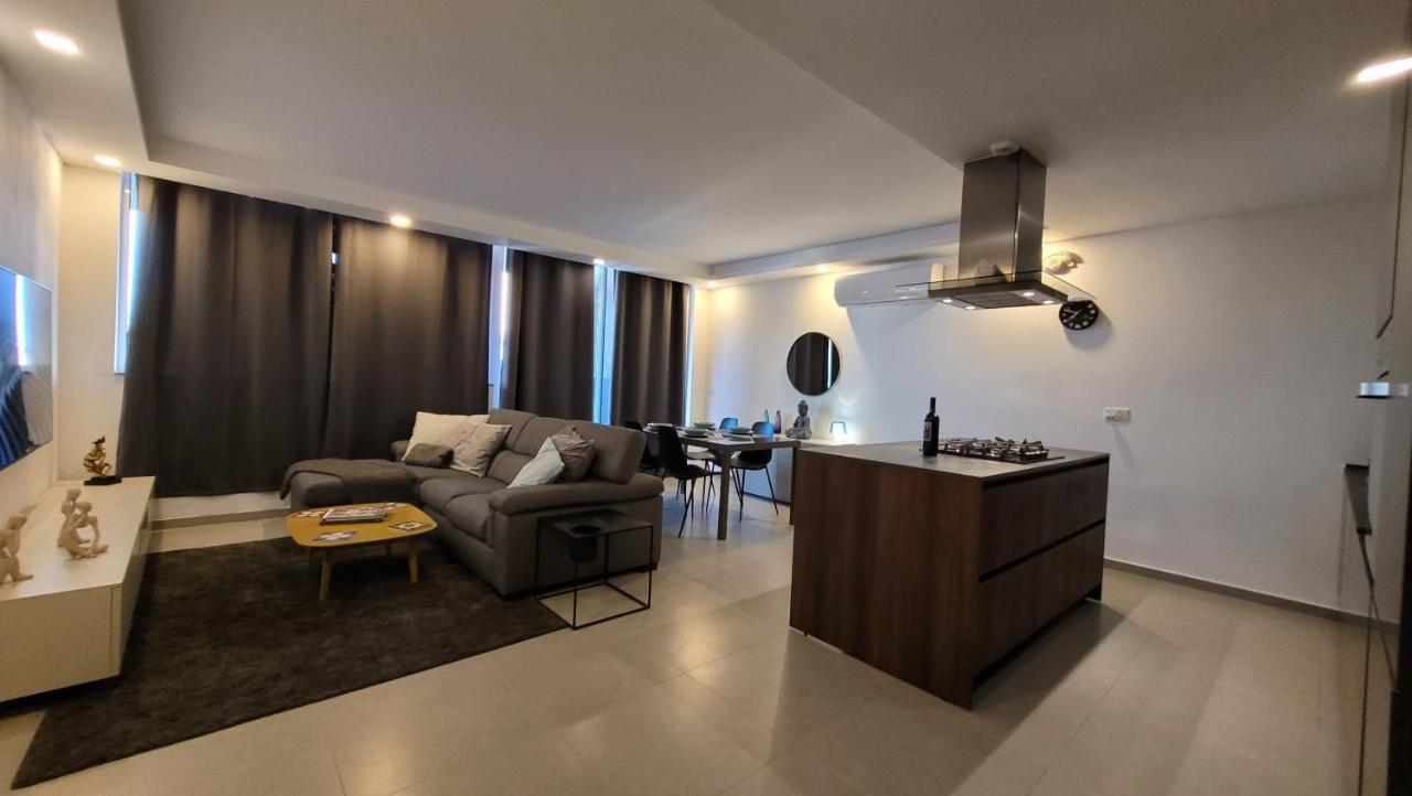 Апартаменты Stylish - Modern - Large Terrace - 2 Bed - 200 M From Sea - Fully Air Con Сент-Полс-Бей Экстерьер фото
