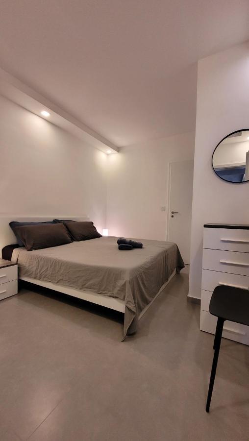 Апартаменты Stylish - Modern - Large Terrace - 2 Bed - 200 M From Sea - Fully Air Con Сент-Полс-Бей Экстерьер фото